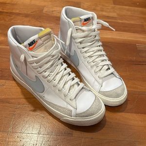 Nike Blazer Mid 77’ light blue